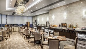 Petit déjeuner buffet servi tous les jours en supplément