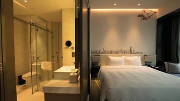 Suite Junior, 1 Tempat Tidur King | Minibar, brankas, meja kerja, dan ruang kerja ramah laptop