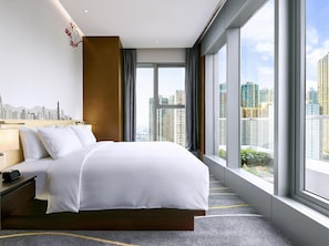 Phòng Suite Deluxe, 1 giường cỡ king | Minibar, két bảo mật tại phòng, bàn 