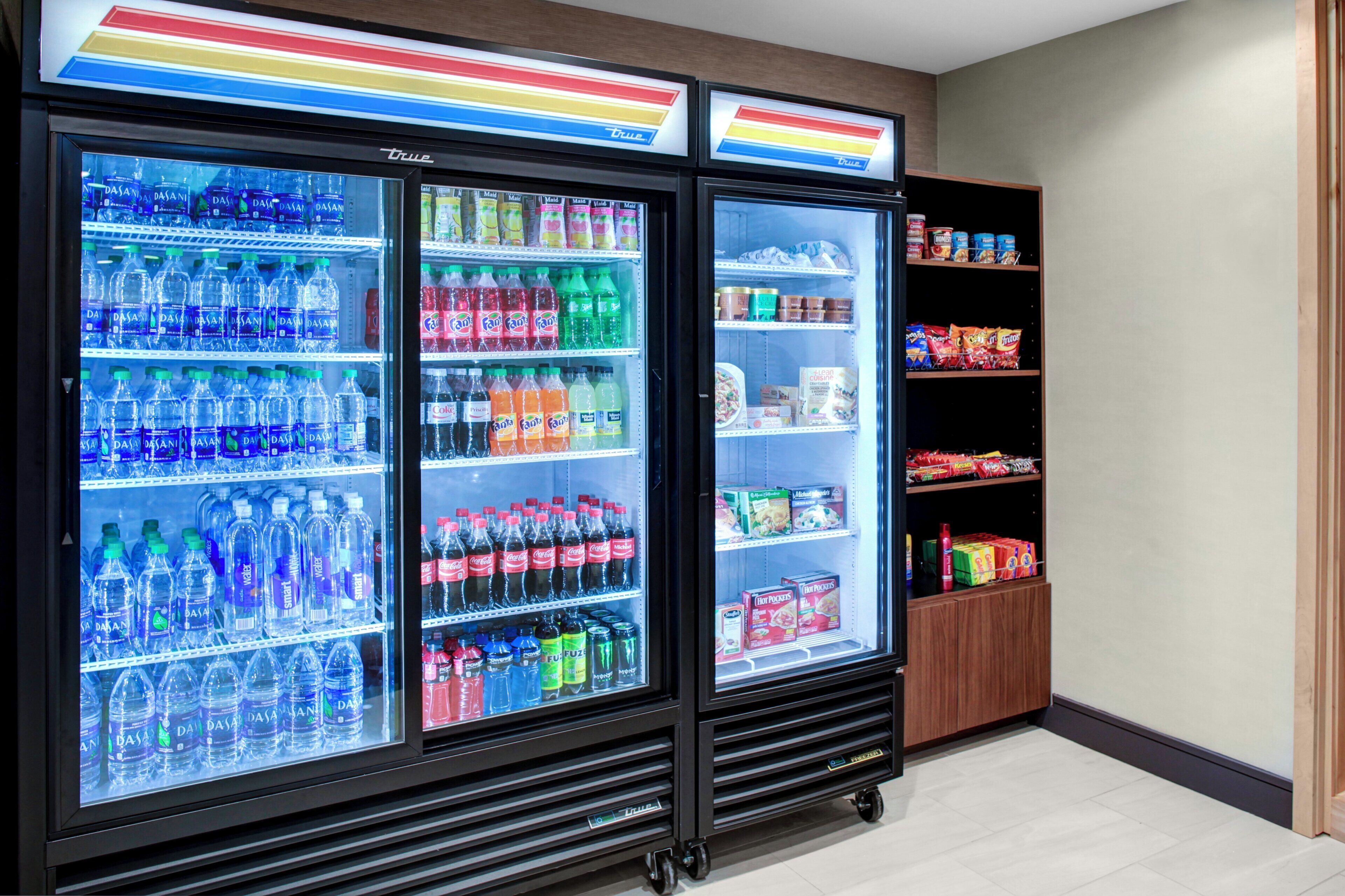 Ein Getränkeautomat mit einer Auswahl an Getränken und Snacks.