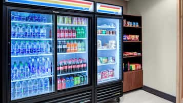 Ein Getränkeautomat mit einer Auswahl an Getränken und Snacks.