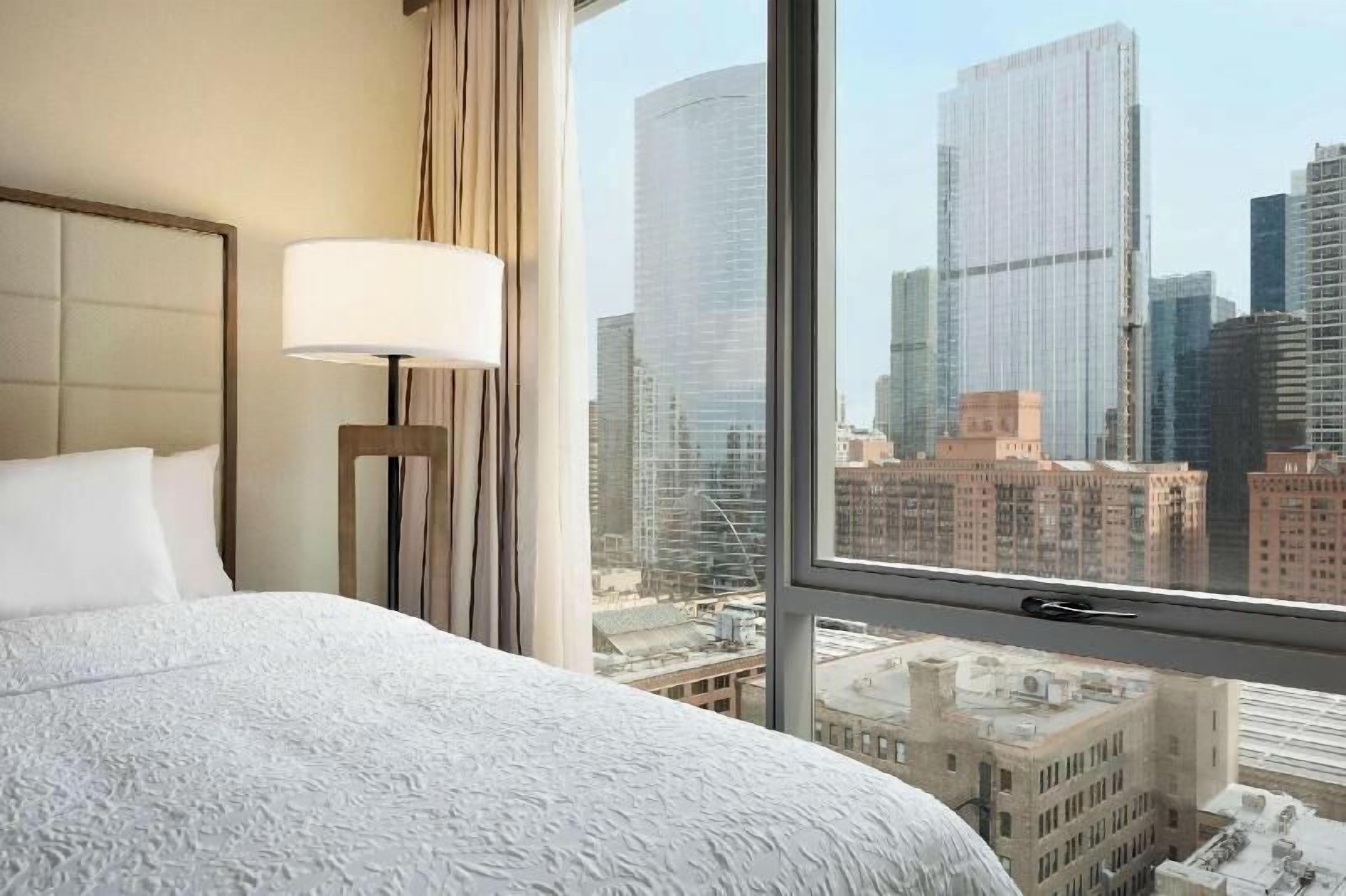 Luxe beddengoed, een kluis op de kamer, een bureau, een laptopwerkplek