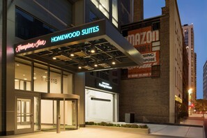 A hotel entrance with a neon sign for Hampton Inn Homewood Suites. - Hampton Inn Chicago West Loop Fulton Market Area (Chicago)