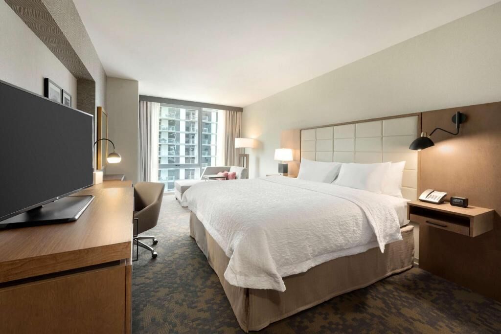 Luxe beddengoed, een kluis op de kamer, een bureau, een laptopwerkplek