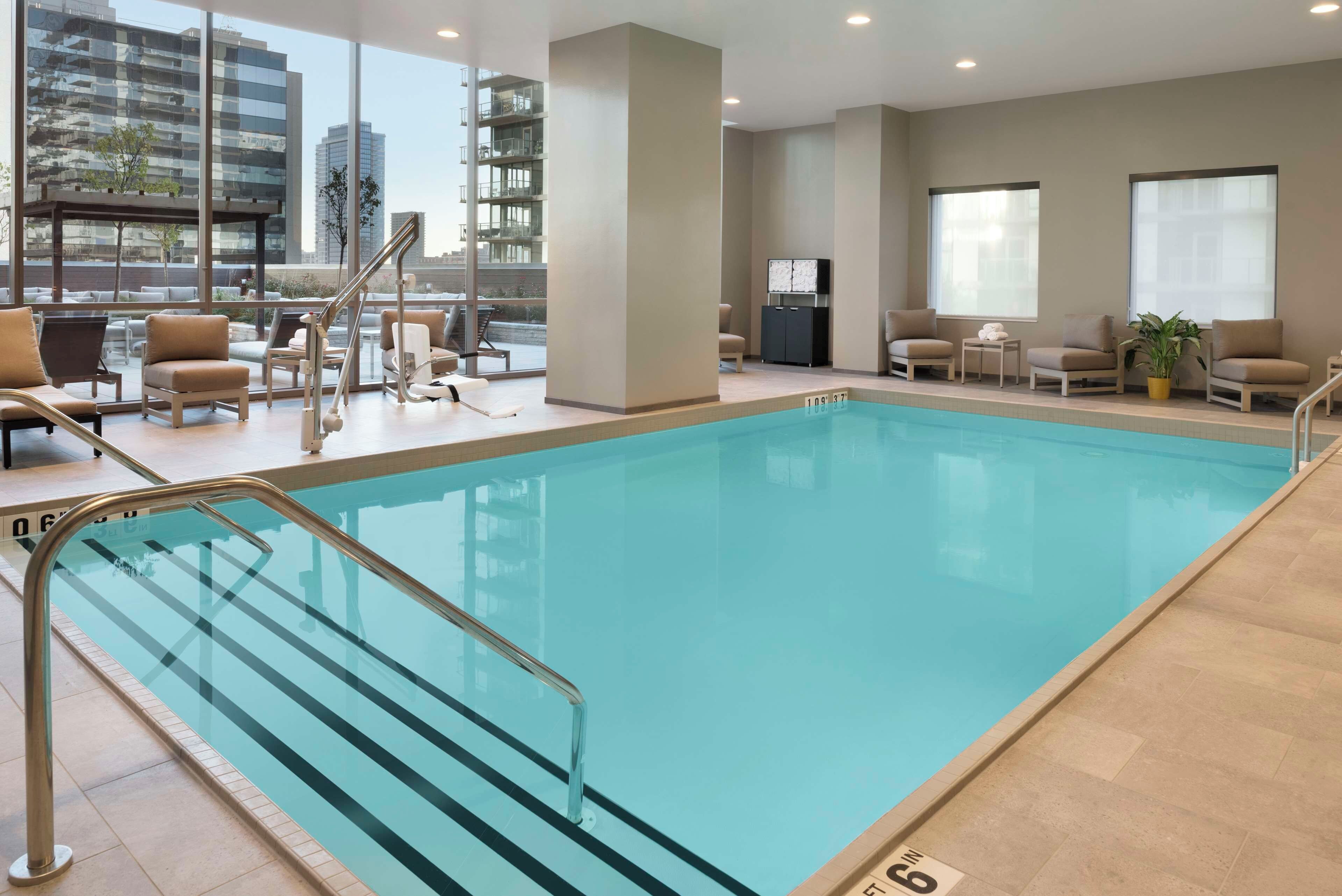 Una piscina cubierta