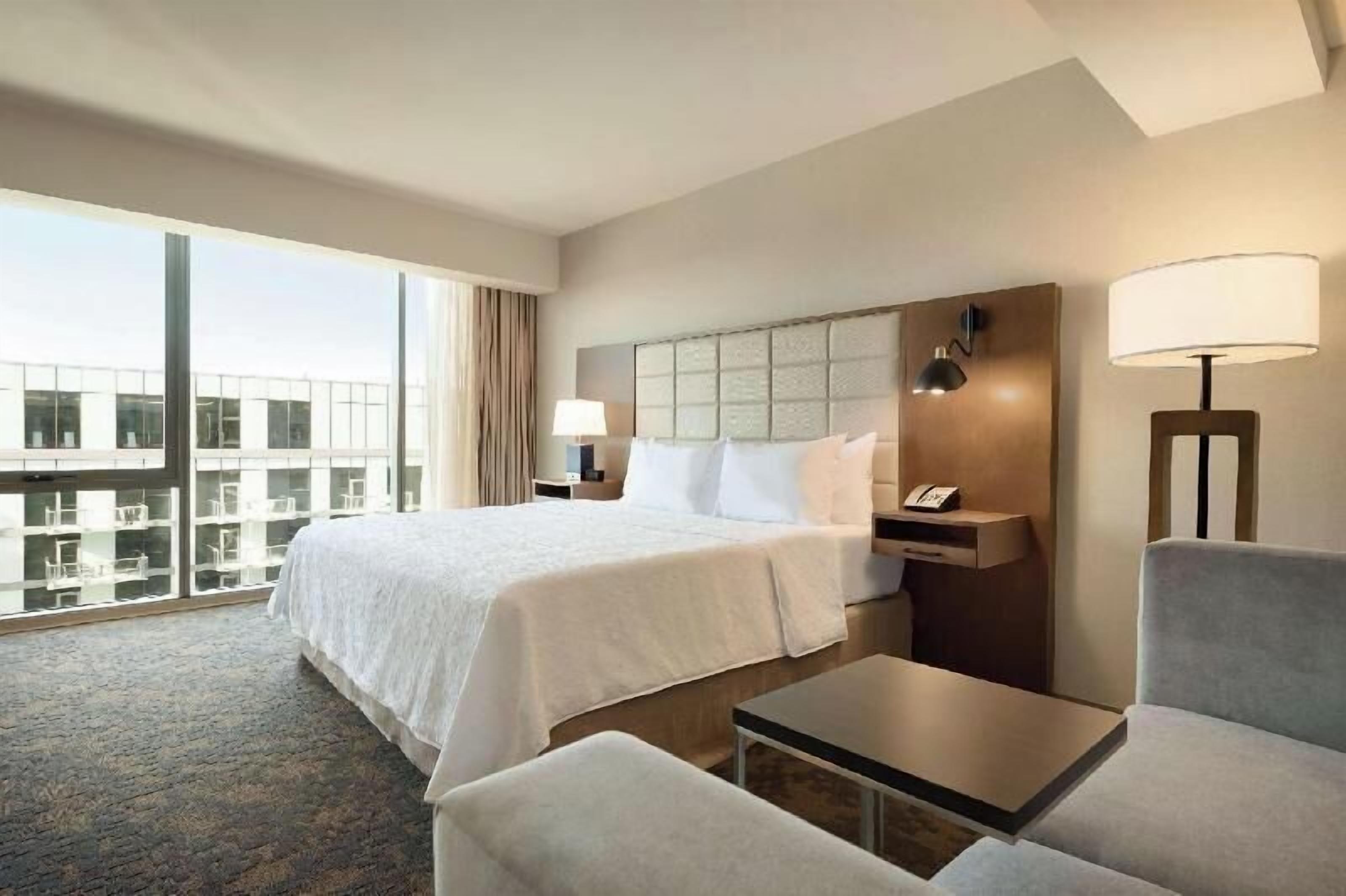 Luxe beddengoed, een kluis op de kamer, een bureau, een laptopwerkplek