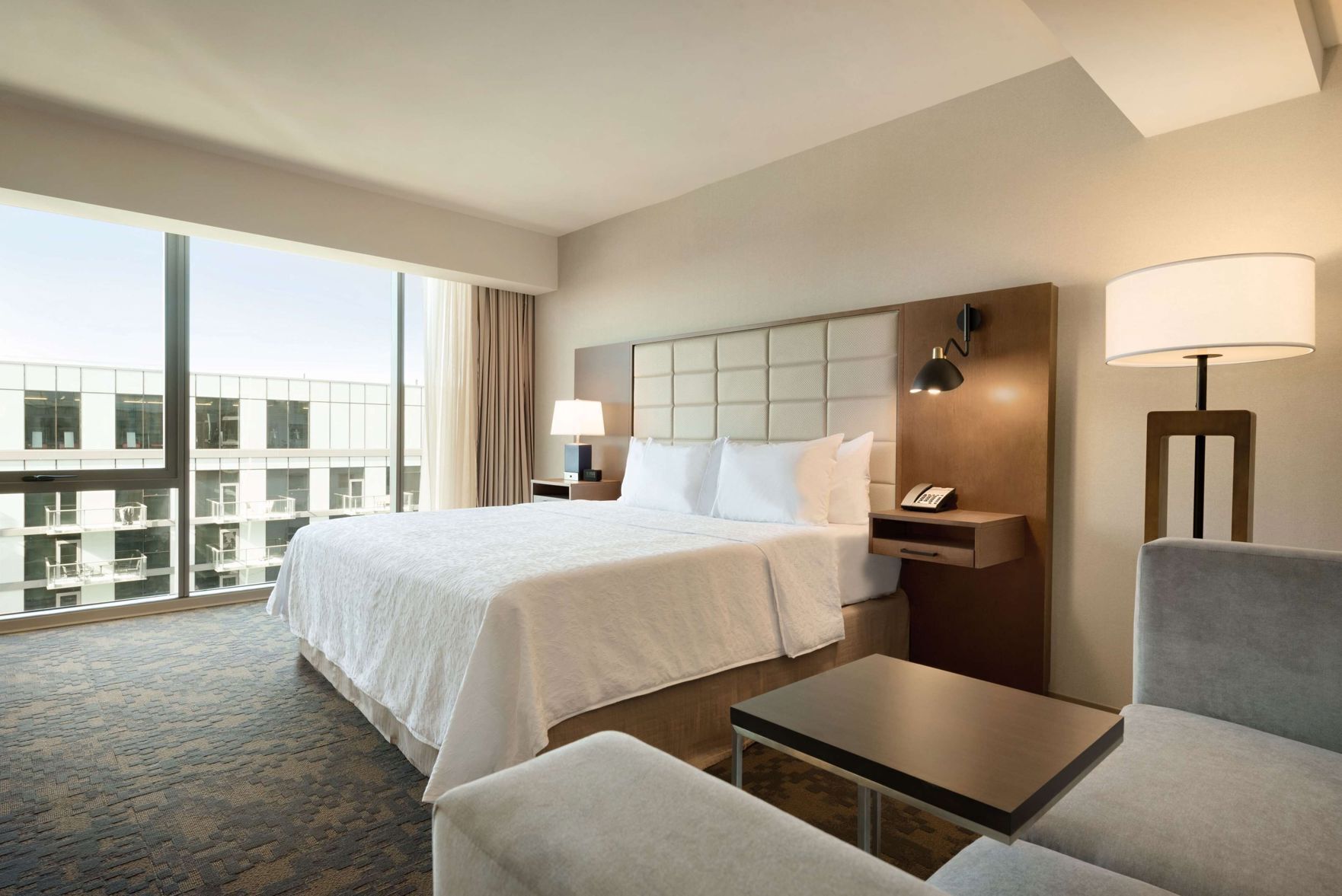 Luxe beddengoed, een kluis op de kamer, een bureau, een laptopwerkplek