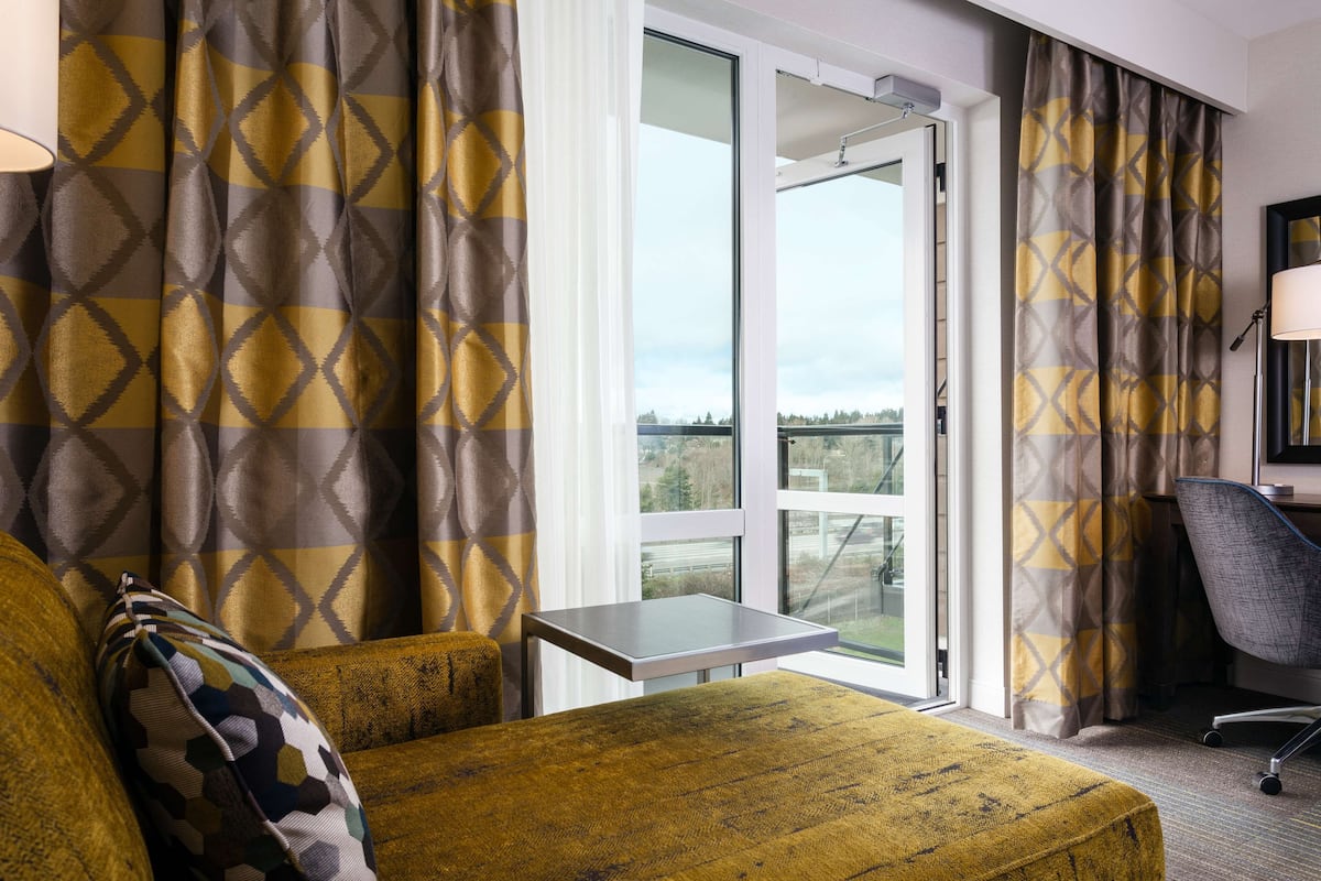 Safe på rommet, skrivebord og skrivebord for bærbar PC