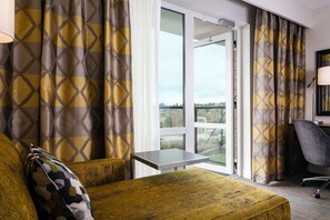 In-room safe, desk, laptop workspace, iron/ironing board - Hampton Inn & Suites by Hilton Seattle/Northgate (Seattle)