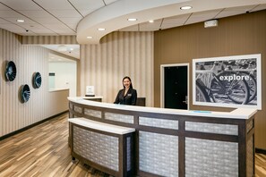 Reception - Hampton Inn & Suites by Hilton Seattle/Northgate (Seattle)