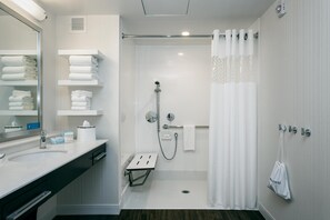 Suite, 1 très grand lit (Mobility & Hearing, Roll-in Shower) | Salle de bain | Articles de toilette (gratuits), séchoir à cheveux, serviettes fournies