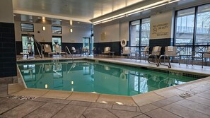 من حمّامات السباحة المغطاة