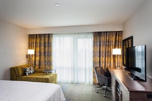 In-room safe, desk, laptop workspace, iron/ironing board - Hampton Inn & Suites by Hilton Seattle/Northgate (Seattle)