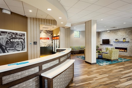 Recepción. Hampton Inn & Suites by Hilton Seattle/Northgate