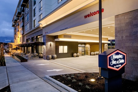 Exterior. Hampton Inn & Suites by Hilton Seattle/Northgate
