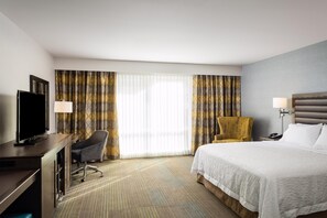 In-room safe, desk, laptop workspace, iron/ironing board - Hampton Inn & Suites by Hilton Seattle/Northgate (Seattle)