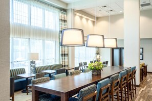 Reception - Hampton Inn & Suites by Hilton Seattle/Northgate (Seattle)