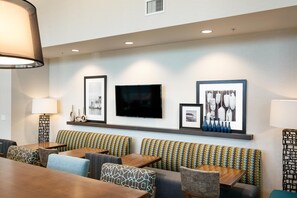 Reception - Hampton Inn & Suites by Hilton Seattle/Northgate (Seattle)