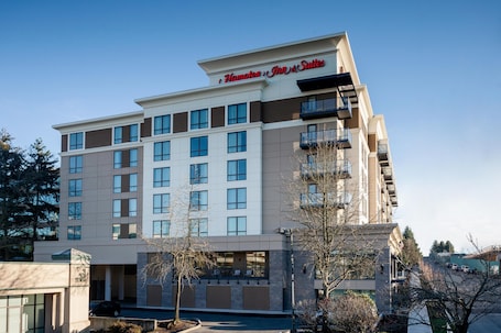 Exterior. Hampton Inn & Suites by Hilton Seattle/Northgate