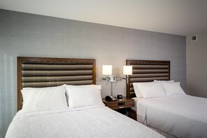 In-room safe, desk, laptop workspace, iron/ironing board - Hampton Inn & Suites by Hilton Seattle/Northgate (Seattle)