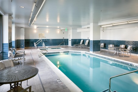 Una piscina techada. Hampton Inn & Suites by Hilton Seattle/Northgate