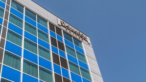 A tall building with a modern design, featuring a grid of windows and a sign that reads "STAYBRIDGE." - Staybridge Suites Denver Downtown by IHG (Denver)