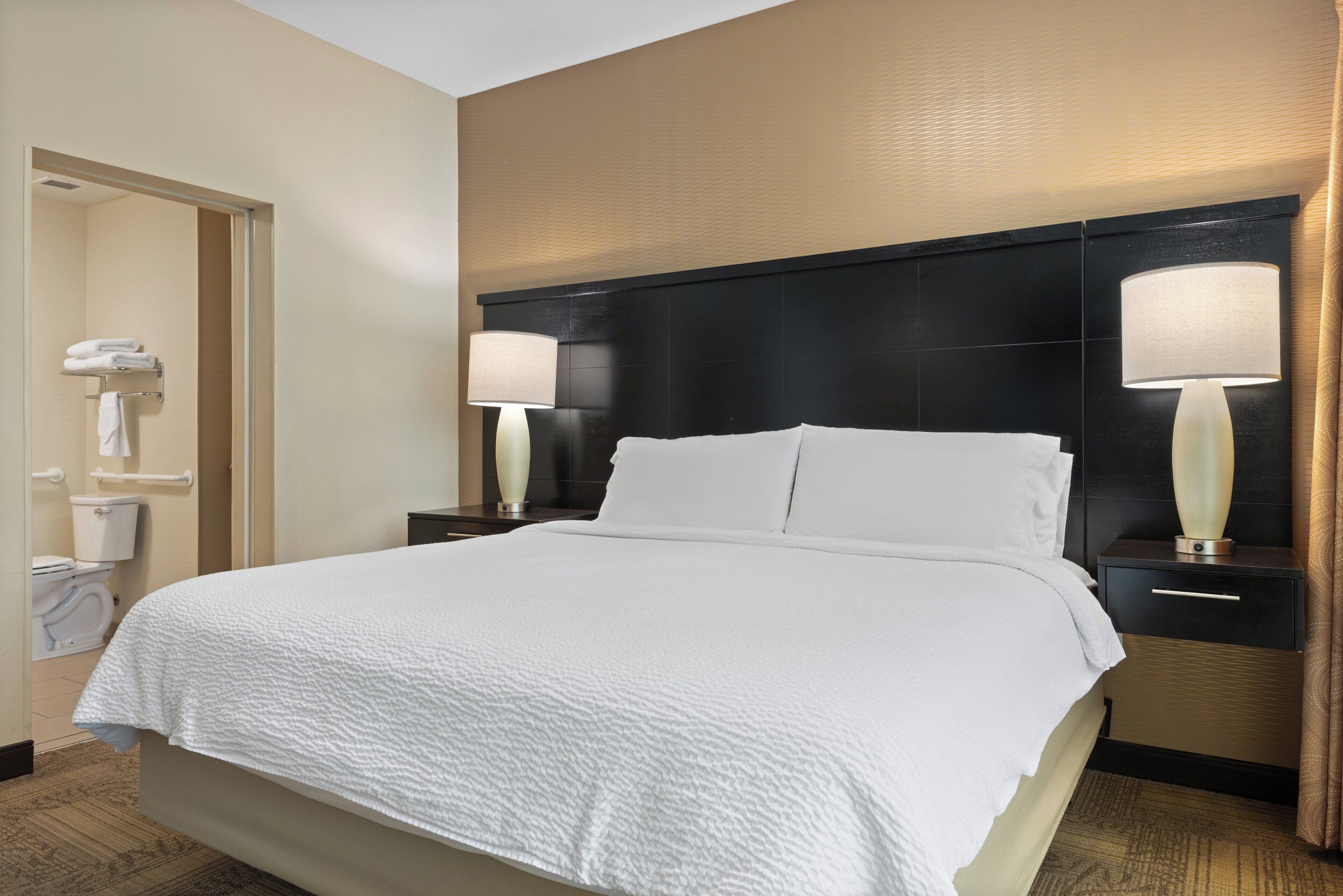 Suite, 1 chambre, accessible aux personnes à mobilité réduite, cuisine (1 King, Comm, Roll Shwr)