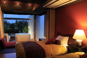 露天風呂付き和洋室　（ツイン + 布団2組） | 高級寝具、羽毛の掛け布団、セーフティボックス (室内)、客室ごとに異なる装飾