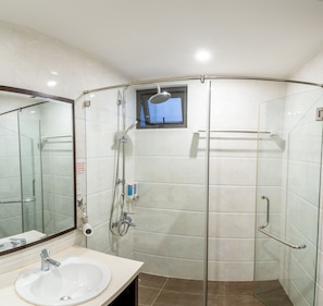 Superior-Zweibettzimmer | Badezimmer | Dusche, kostenlose Toilettenartikel, Haartrockner, Hausschuhe