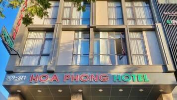 Ein mehrstöckiges Hotel mit moderner Fassade, großen Fenstern und einem markanten Eingang.