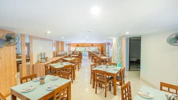 Se sirven desayunos, almuerzos y cenas; cocina vietnamita