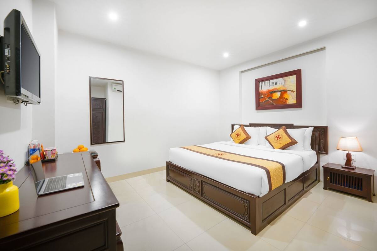 Hypo-allergenic bedding, minibar, individually furnished, desk