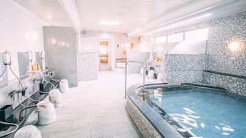 Máy sấy tóc, dép đi trong nhà, khăn tắm, dầu gội