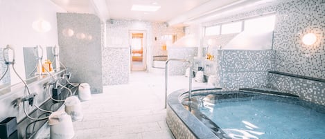 Máy sấy tóc, dép đi trong nhà, khăn tắm, dầu gội