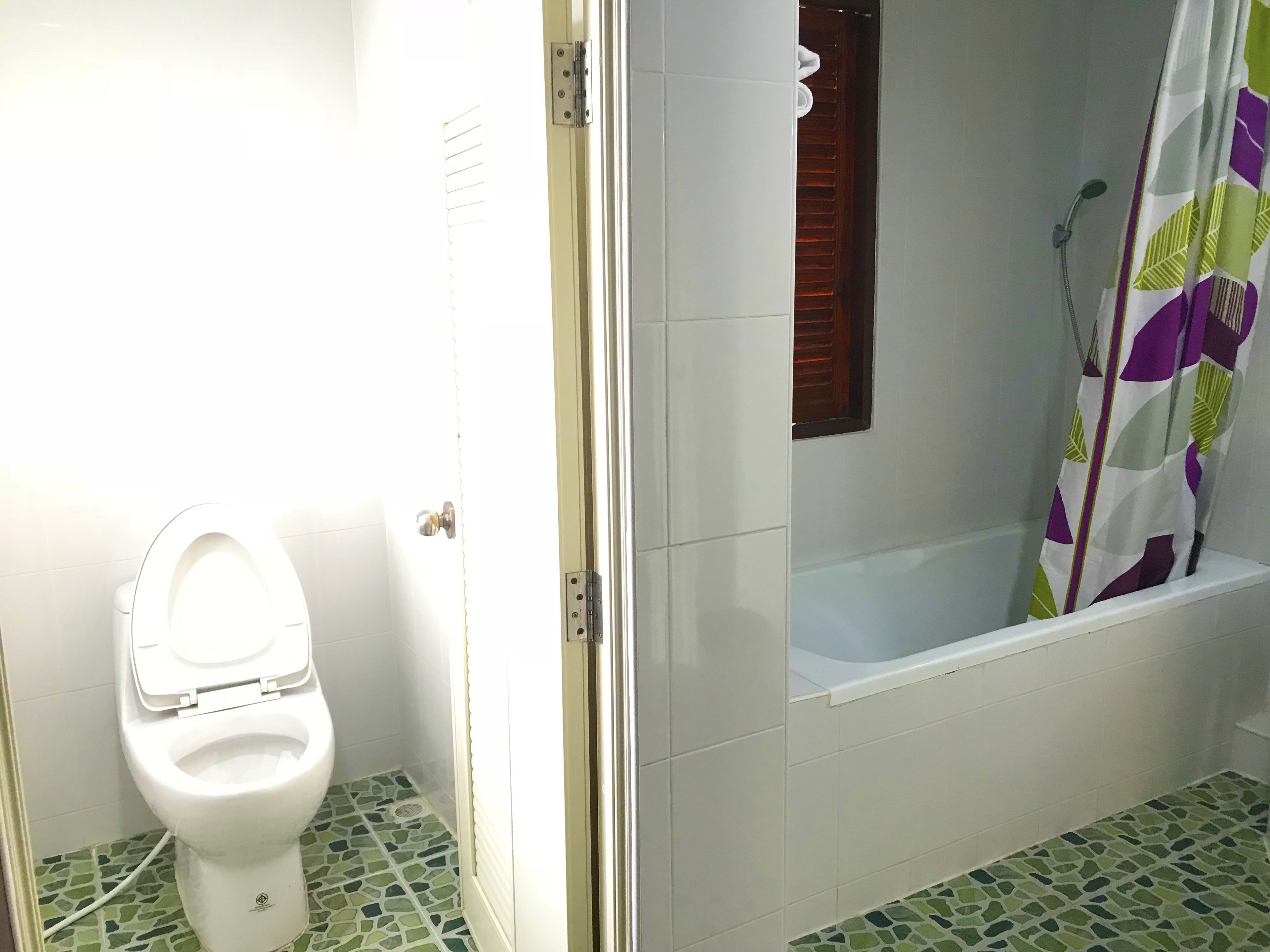 Un baño con inodoro, ducha y bañera.