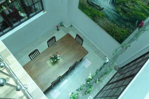 Der serveres morgenmad, frokost, aftensmad og internationale retter 