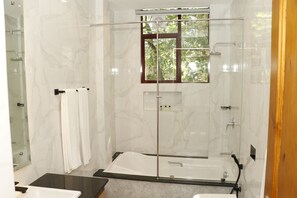 Deluxe Quadruple Room, 1 Bedroom, Hill View | Bathroom | Shower, hair dryer, towels - King of Kandy Hotel (Kandy)