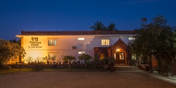 住宿正面 - 傍晚/夜晚