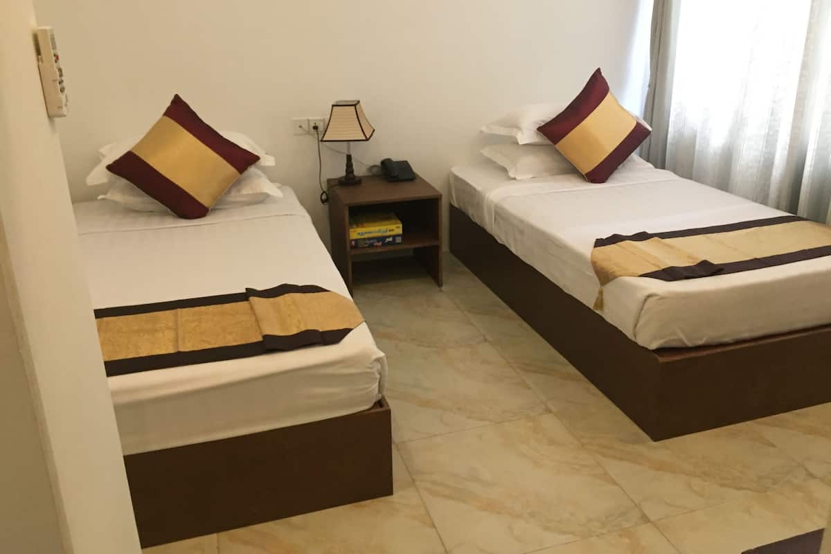 Deluxe Room | Minibar, in-room safe, desk, soundproofing