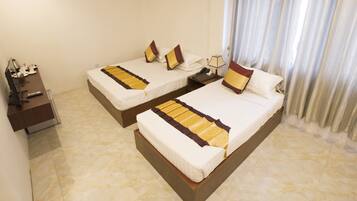 Family Suite | Minibar, in-room safe, desk, soundproofing