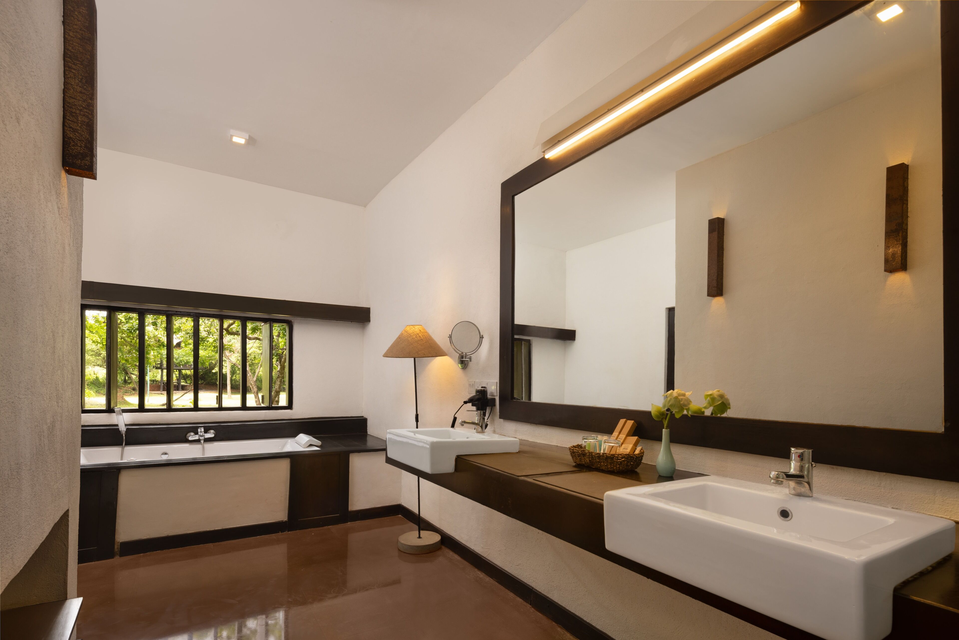 suite room | bathroom | shower, hydromassage showerhead, free toiletries, hair dryer