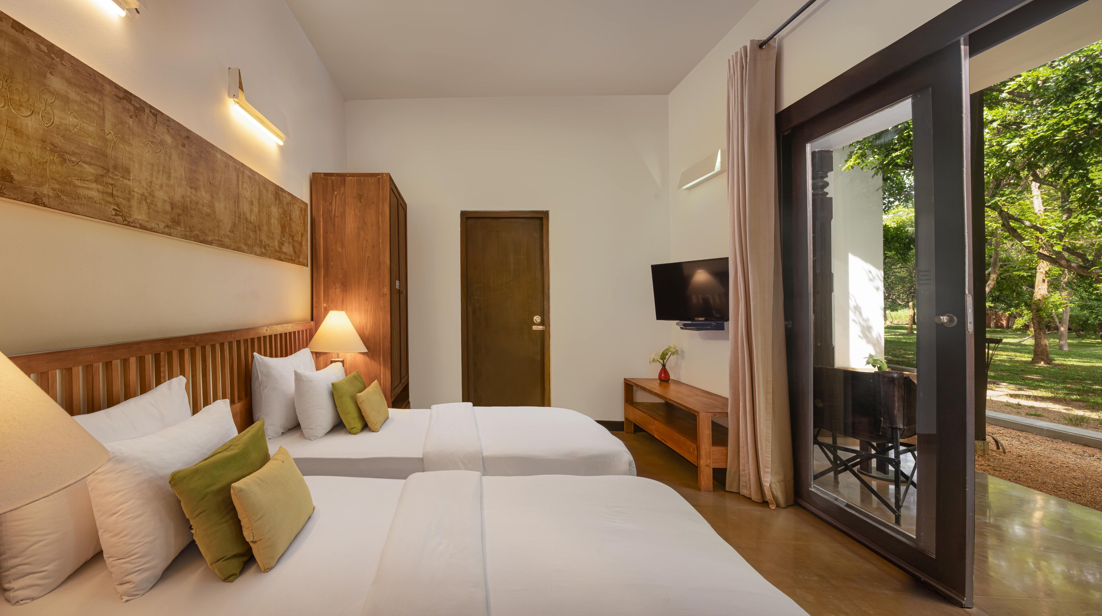 deluxe room with bathtub | minibar, in-room safe, desk, laptop workspace