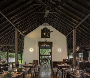 2 restaurants, spécialités Cuisine internationale