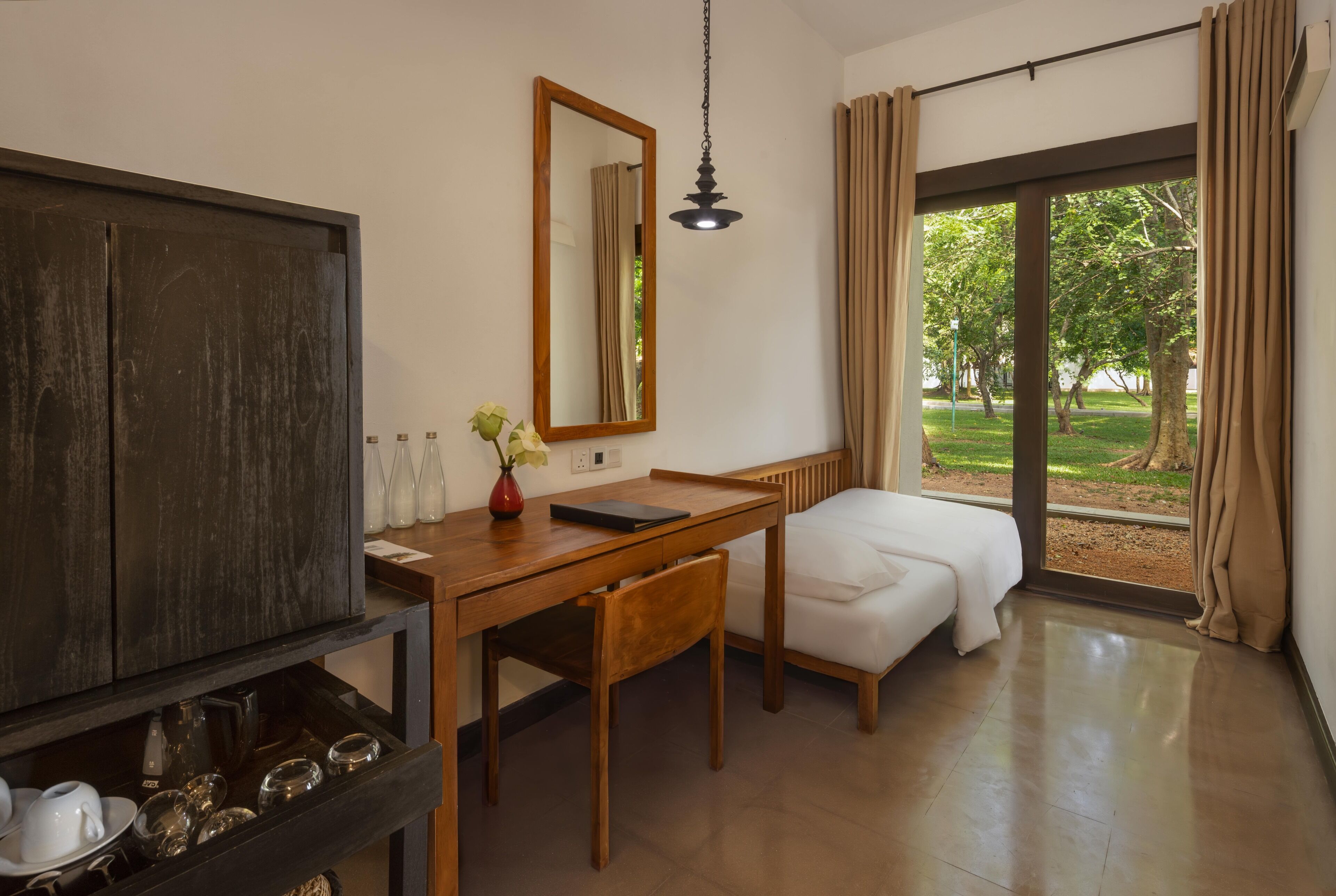 Phòng Deluxe | Minibar, két bảo mật tại phòng, bàn 