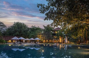 Una piscina al aire libre