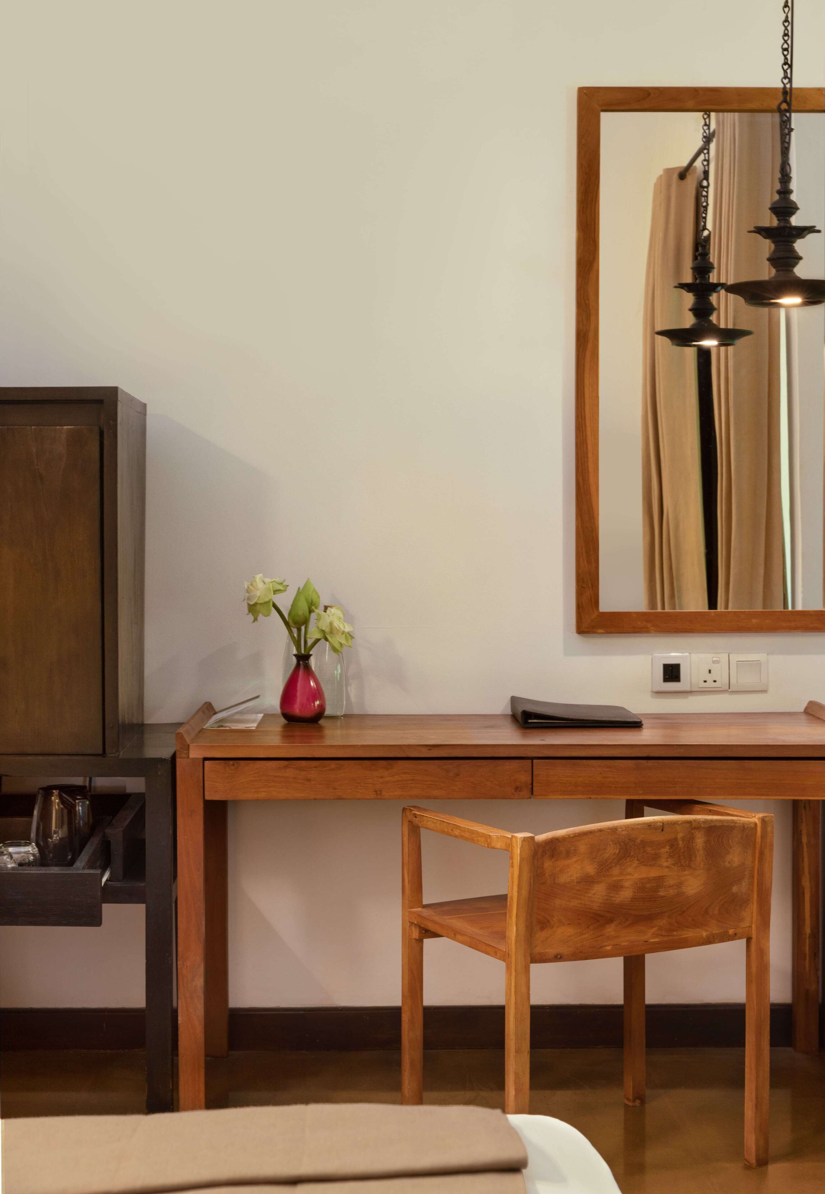 deluxe room with bathtub | minibar, in-room safe, desk, laptop workspace