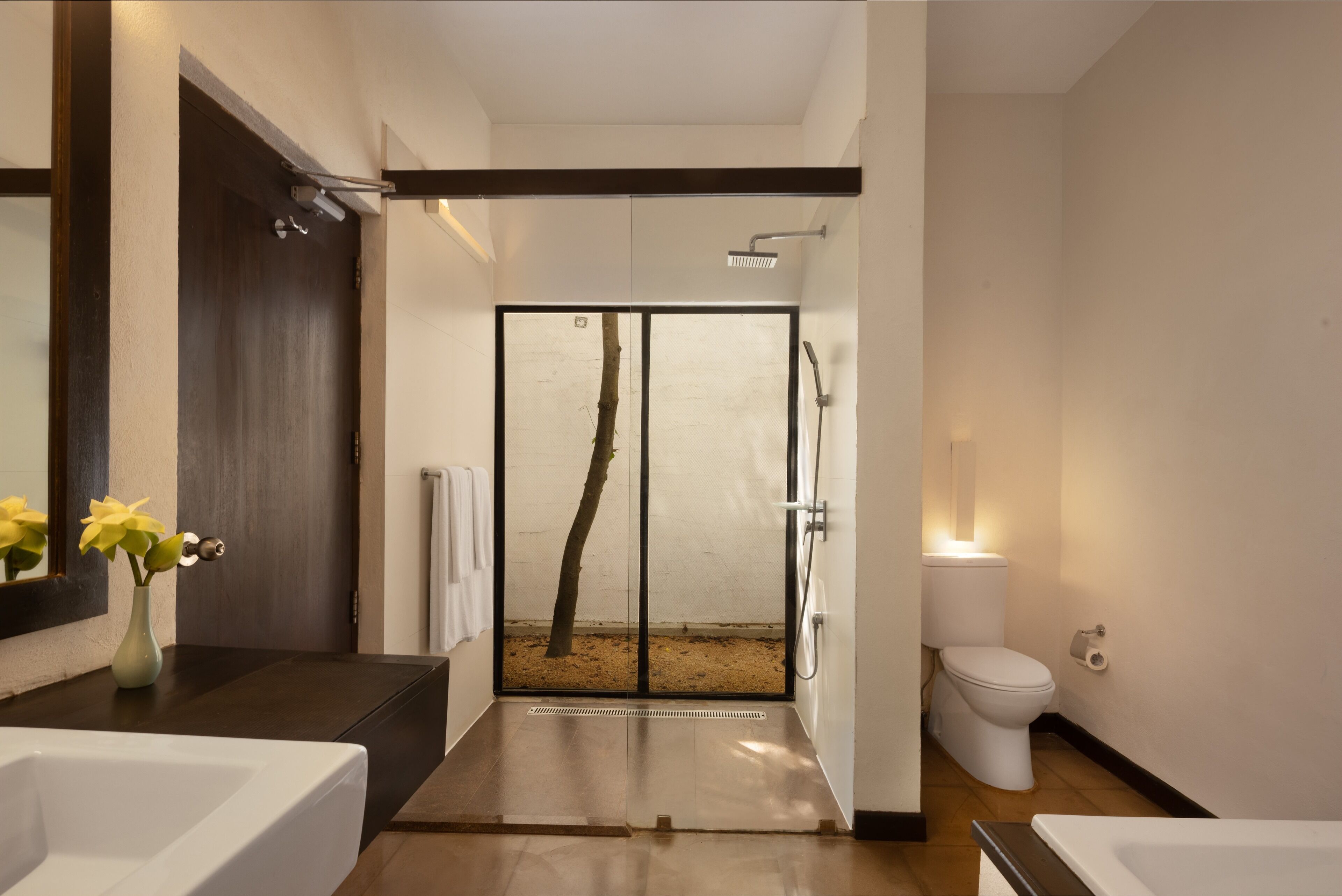 deluxe room with bathtub | minibar, in-room safe, desk, laptop workspace