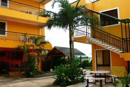 Exterior. Marvin's Seaside Inn