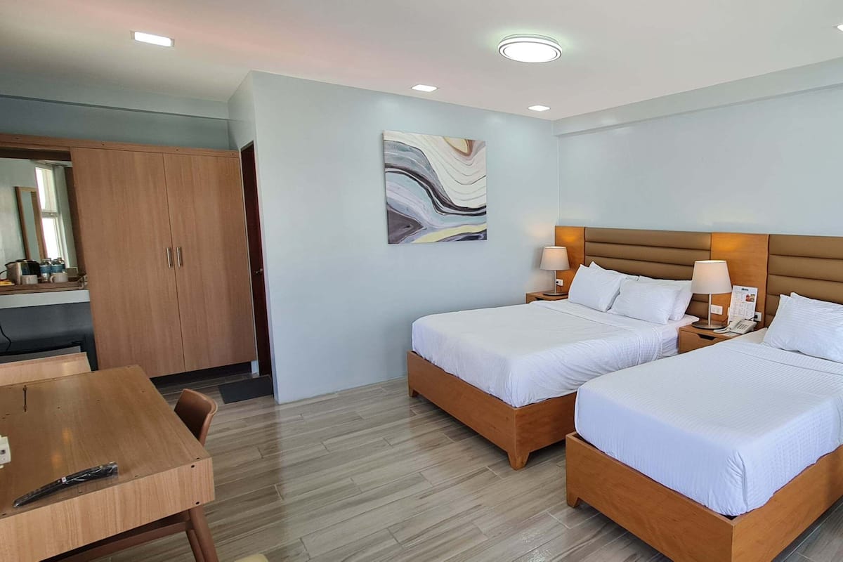 슈피리어 트리플룸, 침실 1개 | 거실 공간 | TV