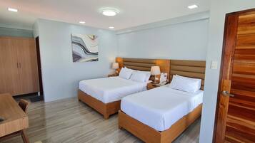 Habitación triple superior, 1 habitación | Área de sala de estar | Televisión